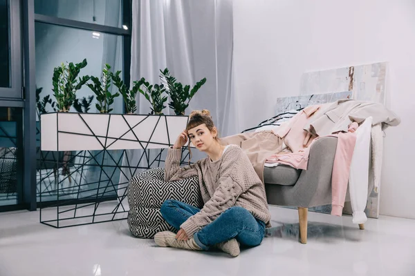 Girl Sitting Floor Room Looking Camera — Stock Photo, Image