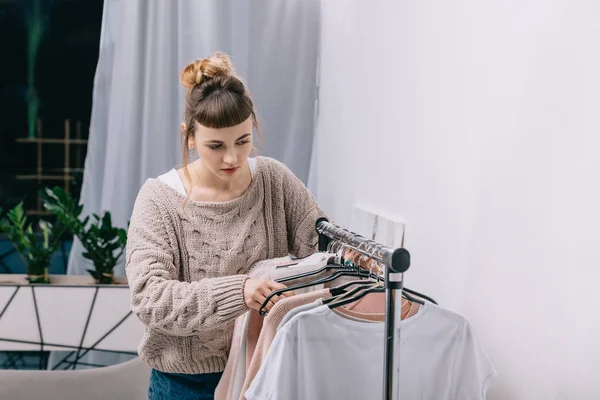 Meisje Permanent Stand Met Kleding Kiezen Wat Dragen — Gratis stockfoto