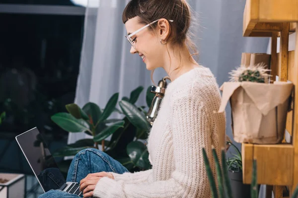 Вид Сбоку Улыбающейся Девушки Сидящей Ноутбуком Столе Офисе — Бесплатное стоковое фото
