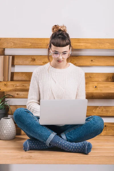Gadis Yang Duduk Meja Dengan Laptop Kantor — Stok Foto
