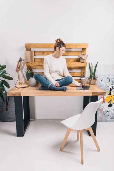 Girl Sitting Table Office Looking Laptop — Stock Photo, Image