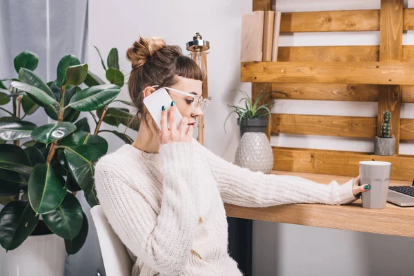 Mädchen Spricht Mit Smartphone Büro Und Hält Tasse — Stockfoto