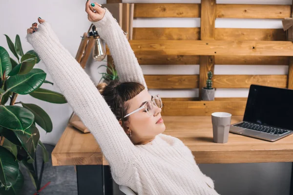 Vista Laterale Della Ragazza Che Estende Sulla Sedia Ufficio — Foto Stock