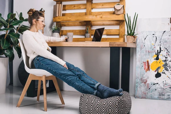 Girl Holding Cup Tea Looking Laptop Office — Stock Photo, Image