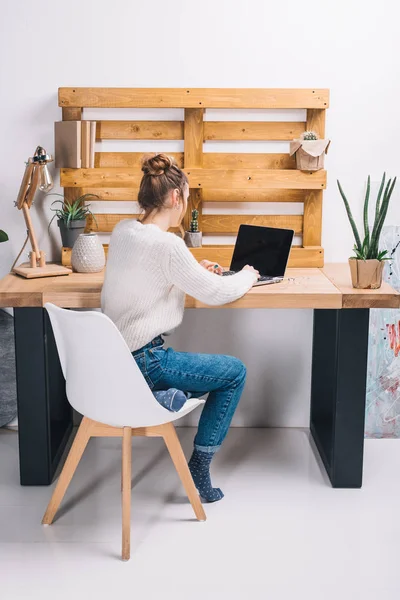 Menina Trabalhando Com Laptop Escritório Moderno — Fotos gratuitas