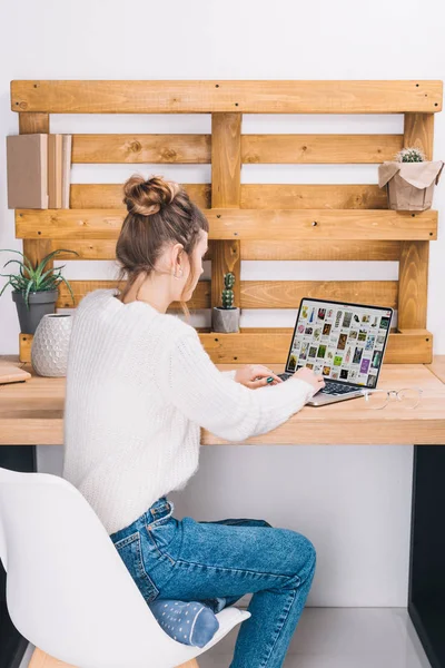 Mädchen Sitzt Tisch Mit Laptop Mit Geladener Pinterest Seite — Stockfoto