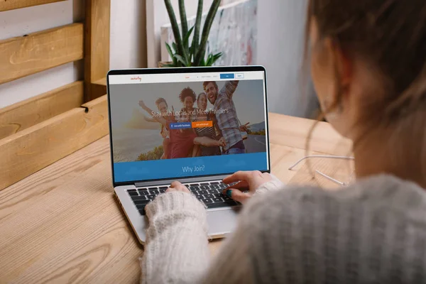 Cropped Image Girl Sitting Laptop Loaded Couchsurfing Page — Stock Photo, Image