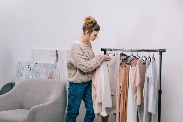 Ragazza Piedi Vicino Stand Scelta Cosa Indossare Immagine Stock