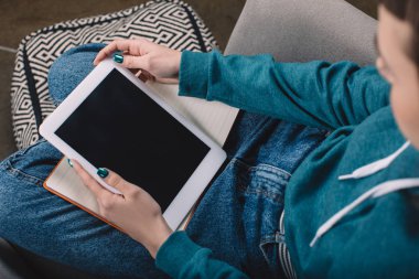 tablet kullanan kız kırpılmış görüntü 