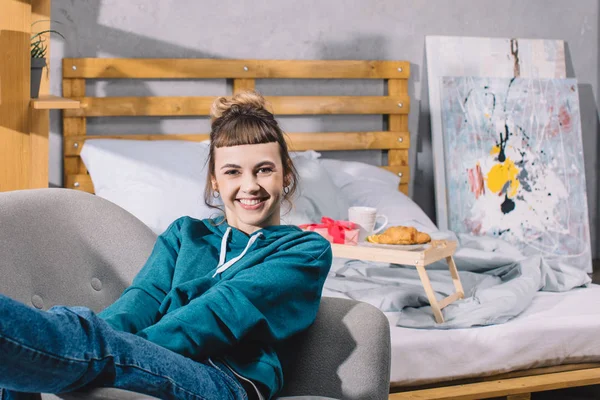 Sorrindo Menina Sentada Poltrona Quarto Olhando Para Câmera — Fotografia de Stock