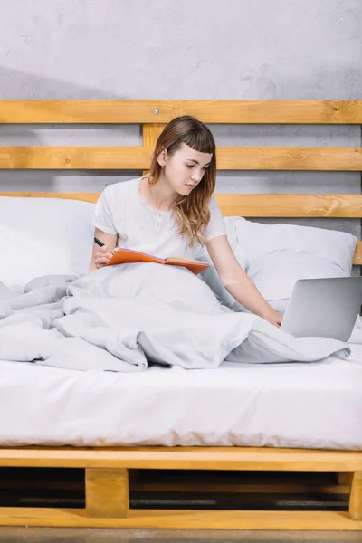 Girl Studying Bed Morning Using Laptop — Free Stock Photo