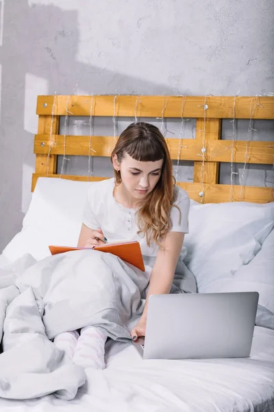 Girl Studying Bed Morning Using Laptop — Stock Photo, Image