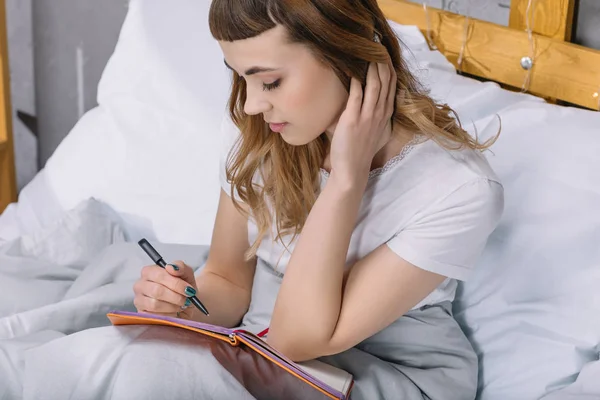 Ragazza Scrivere Qualcosa Notebook Letto Mattino — Foto Stock