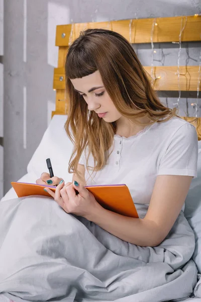 Chica Escribiendo Algo Cuaderno Cama Por Mañana — Foto de Stock