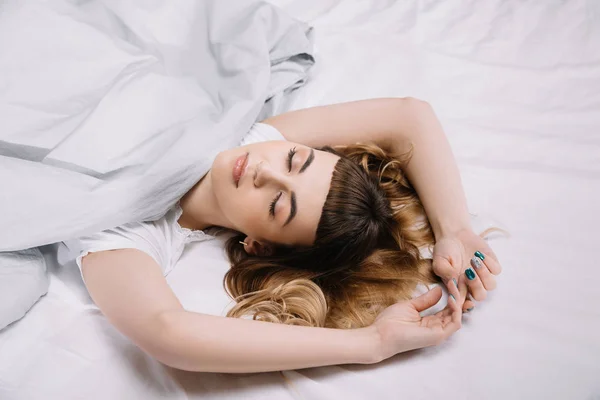 Overhead View Girl Lying Blanket Hands — Stock Photo, Image