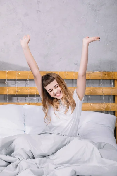 Glad Tjej Stretching Sängen Morgon — Stockfoto