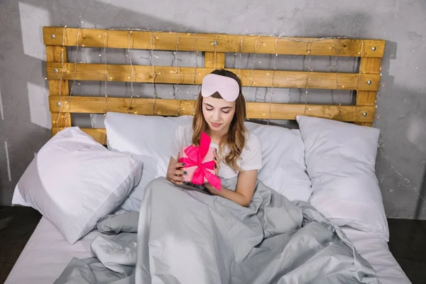 Chica Feliz Sentada Cama Con Caja Actual — Foto de Stock