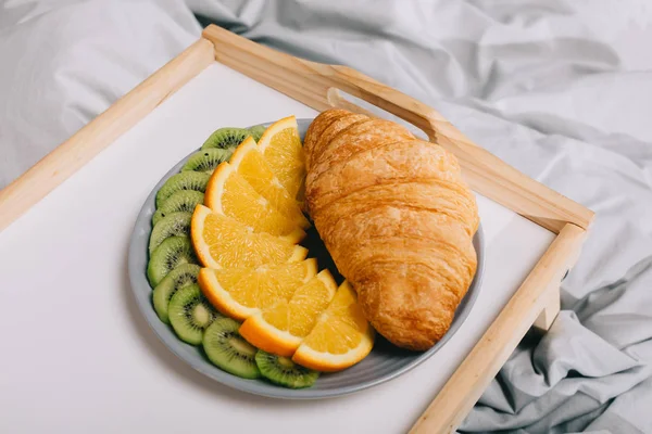 Croissant Com Laranja Kiwi Peças Placa Bandeja — Fotografia de Stock