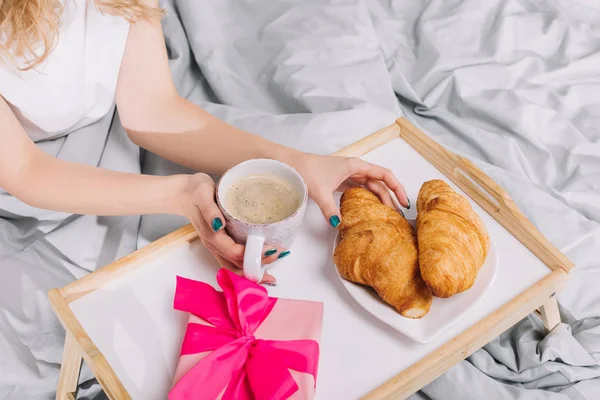 Immagine Ritagliata Ragazza Che Prende Croissant Dal Piatto — Foto Stock