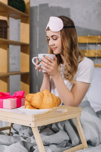 Girl Drinking Coffee Bed Morning — Free Stock Photo