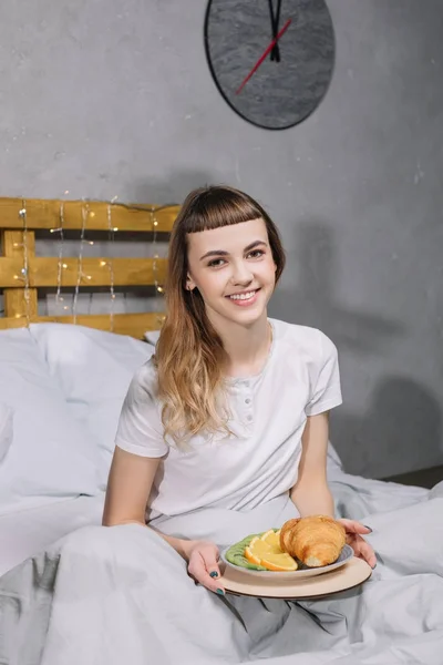 Smiling Girl Sitting Bed Breakfast — Free Stock Photo