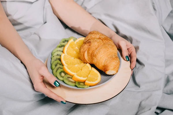 Imagem Cortada Menina Segurando Prato Com Frutas Croissant — Fotografia de Stock Grátis