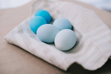 Paskalya yumurtaları peçete üzerinde yakın çekim shot mavi gölgeler