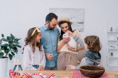 güzel beyaz tavşanlı evde mutlu genç aile