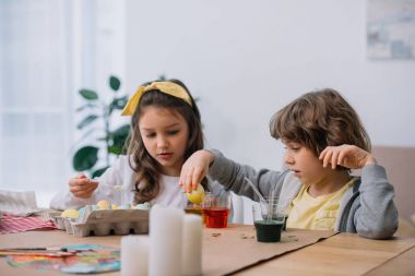 çok güzel çocuklar Paskalya yumurtaları birlikte tatil için boyama