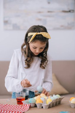 küçük çocuk Paskalya yumurtaları evde resim odaklı