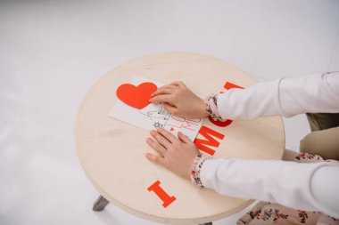 Anneler Günü tebrik Anne için oluşturma çocuk bardak kırpılmış