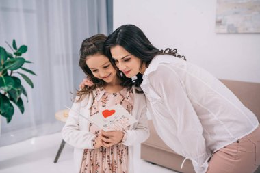 Anne için anneler günü kavramı kızı gösteren tebrik kartı