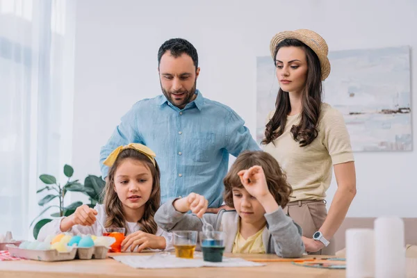 Jovem Família Pintura Ovos Para Páscoa Férias Casa — Fotografia de Stock Grátis