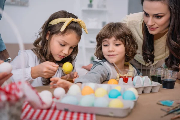 Счастливые Дети Рисуют Пасхальные Яйца Мать Дома Матерью — стоковое фото
