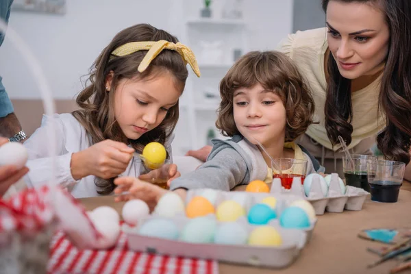 Heureux Enfants Peinture Pâques Oeufs Mère Maison Avec Mère — Photo