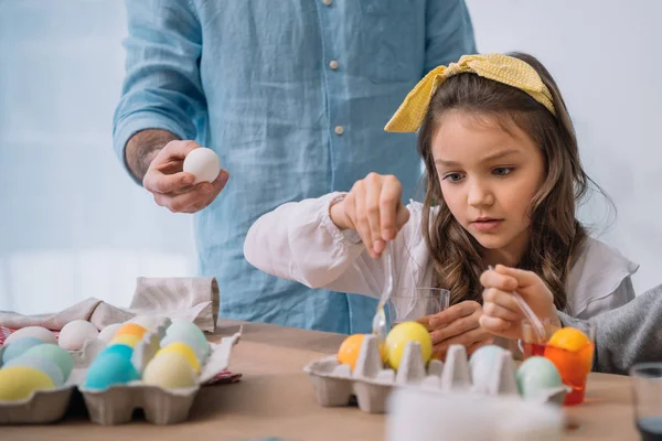 Hermoso Niño Pintando Huevos Pascua Con Padre — Foto de stock gratis