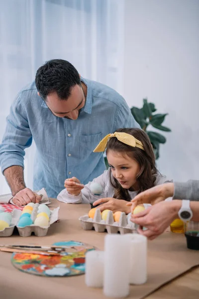 Handsome Father Painting Easter Eggs Daughter — Free Stock Photo