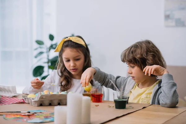 Crianças Adoráveis Pintando Ovos Páscoa Juntos Para Férias — Fotografia de Stock