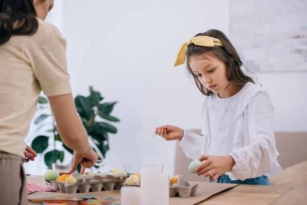 Pequeña Hija Concentrada Pintando Huevos Pascua Junto Con Madre — Foto de stock gratis