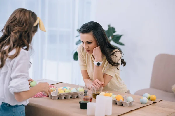 Attractive Young Mother Daughter Painting Easter Eggs Together — Free Stock Photo