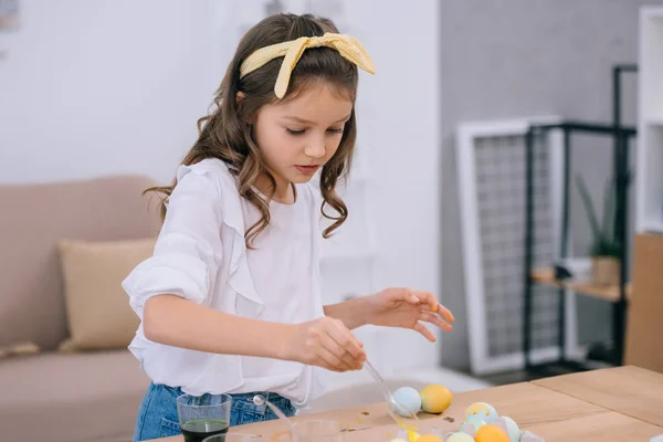 Focada Pequena Criança Pintando Ovos Páscoa — Fotografia de Stock Grátis