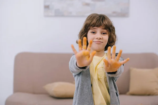 Niño Feliz Mostrando Manos Sucias Pintadas Amarillo — Foto de Stock