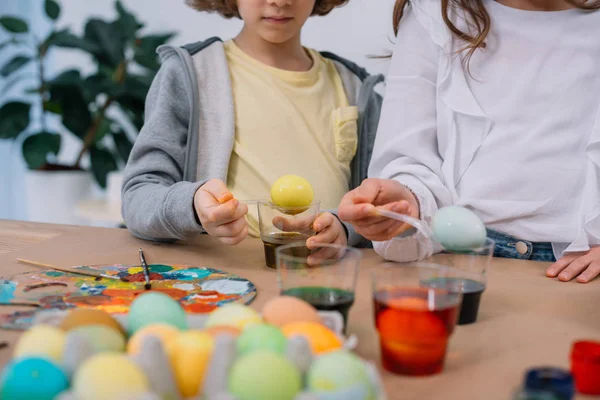 Tiro Recortado Niños Pintando Huevos Pascua Juntos — Foto de Stock