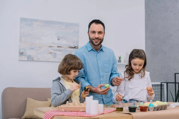 Smiling Father Looking Camera While Painting Eggs Easter Holiday Children — Stock Photo, Image