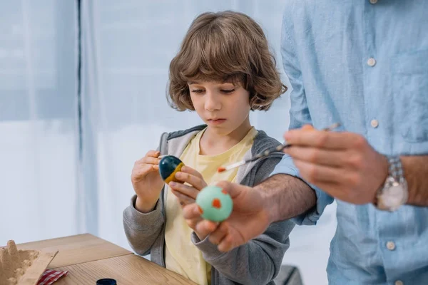 Niño Pequeño Enfocado Pintando Huevos Pascua Con Padre — Foto de Stock