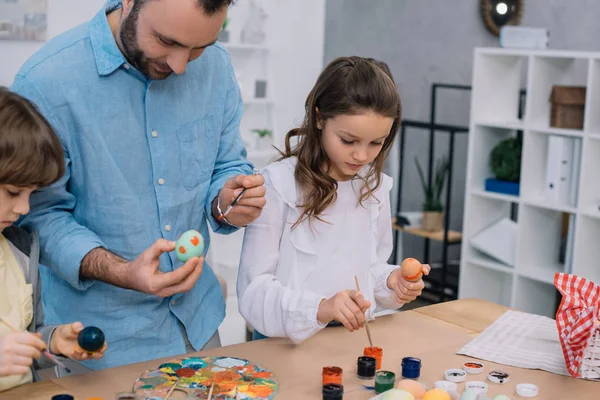 Pai Filhos Pintando Ovos Para Férias Páscoa — Fotografia de Stock