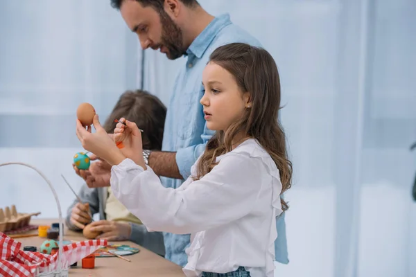 Pai Pintando Ovos Páscoa Com Crianças Adoráveis — Fotografia de Stock