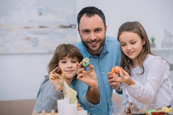 Père Les Enfants Montrant Des Œufs Pâques Caméra — Photo