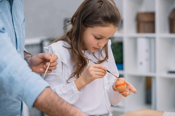 Schöne Kleine Tochter Bemalt Ostereier Mit Vater — kostenloses Stockfoto