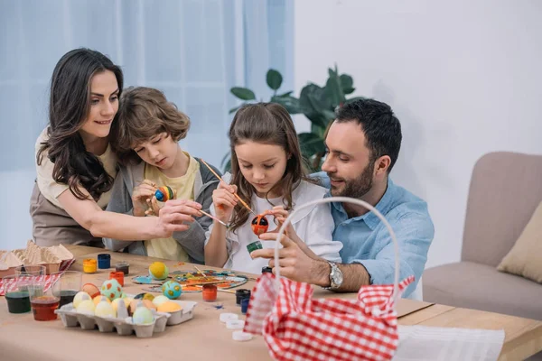 Familia Joven Pintando Huevos Para Pascua Casa — Foto de Stock